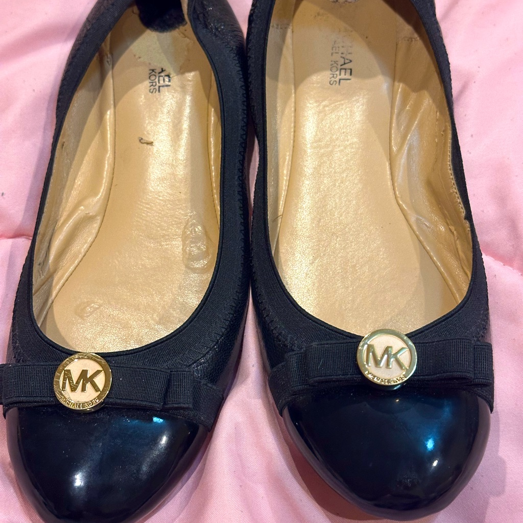 Michael Kors Dixie Ballet Flat Black Patent Leather Bow Detail Gold Logo Size 7